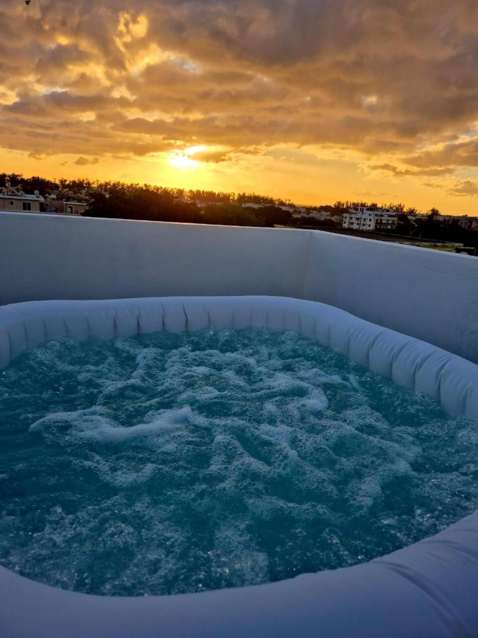 Skyview Apartment- Rooftop Penthouse With Sunset & Sea Views Flic-en-Flacq Buitenkant foto