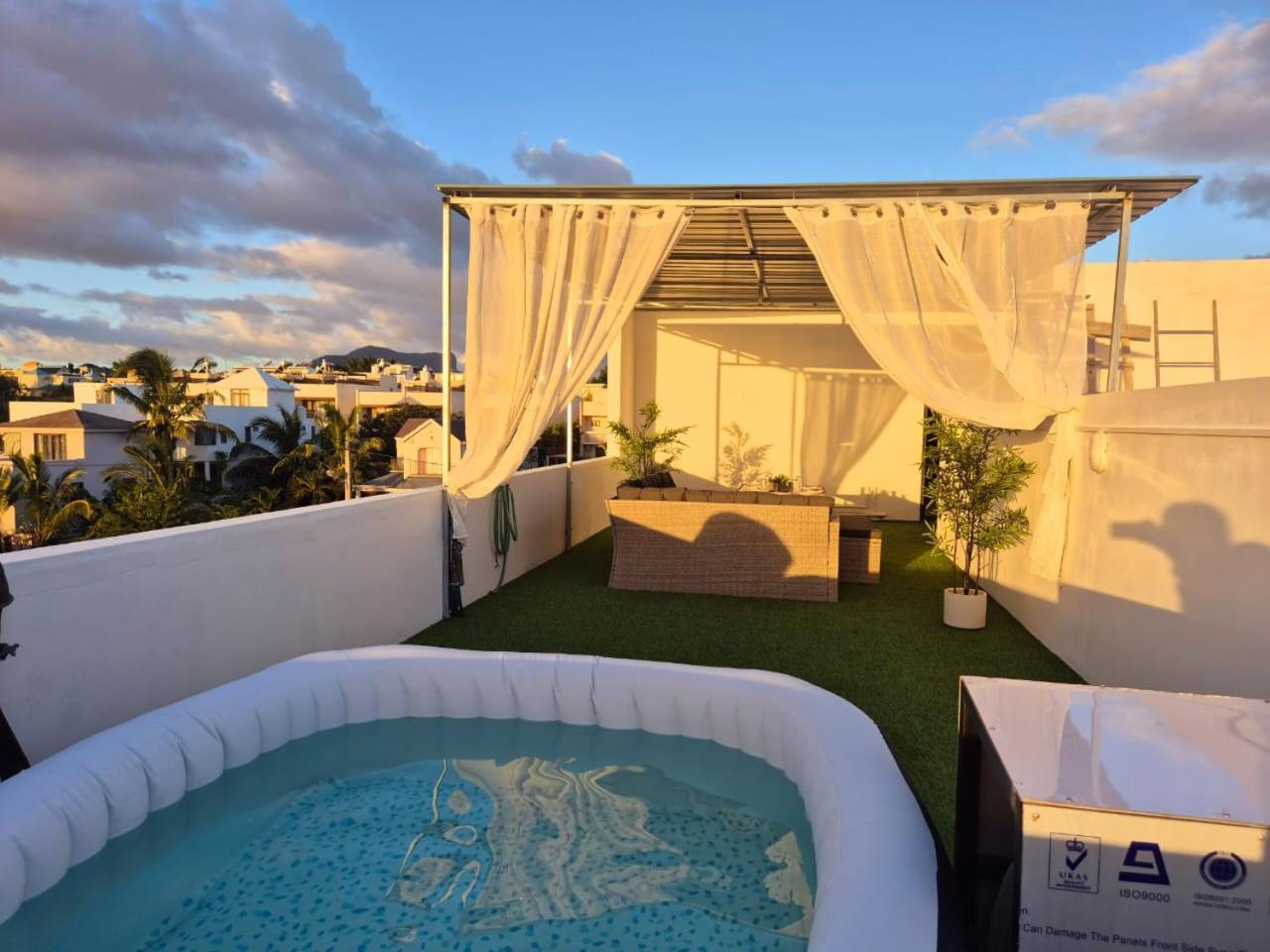 Skyview Apartment- Rooftop Penthouse With Sunset & Sea Views Flic-en-Flacq Buitenkant foto