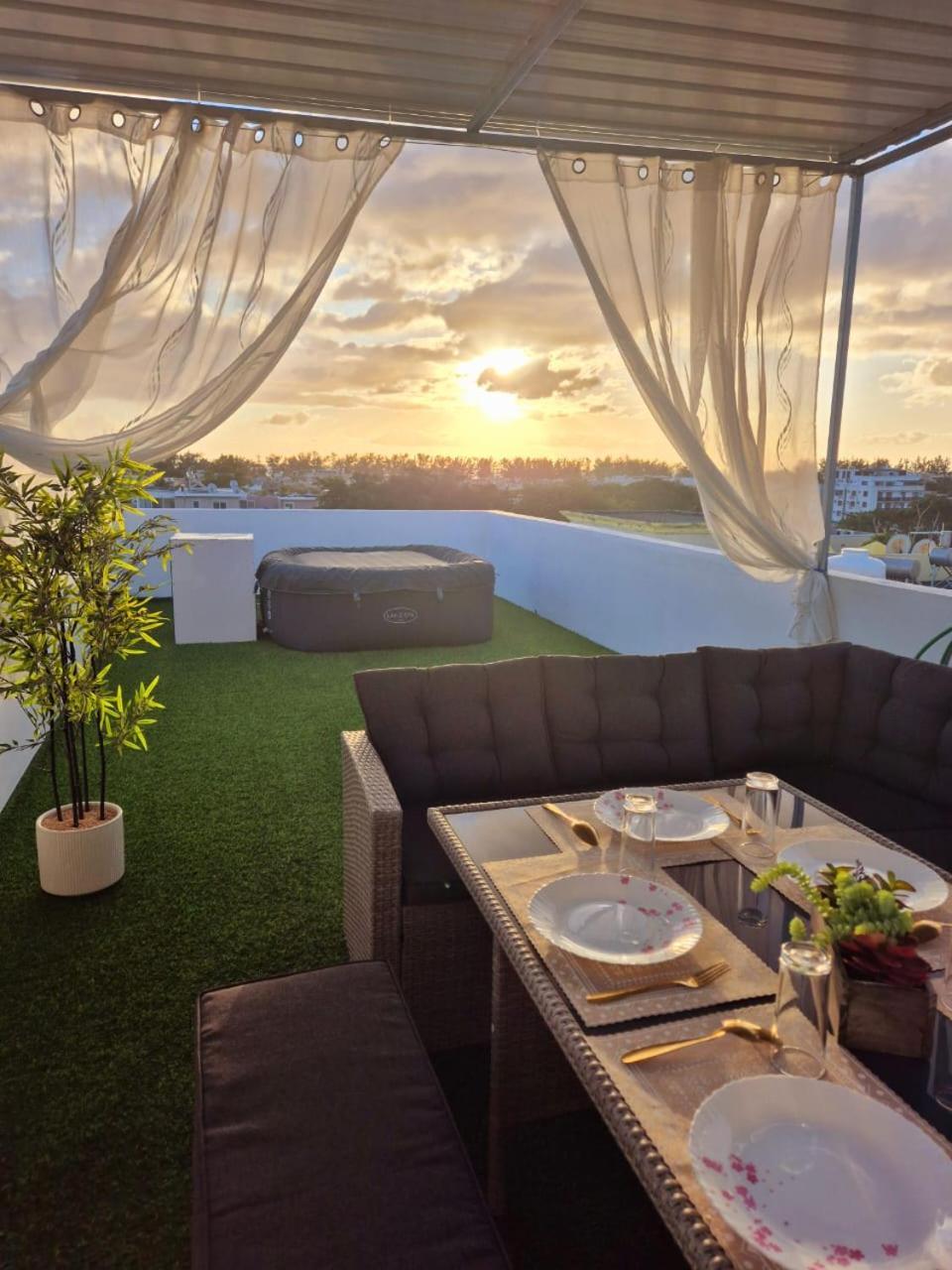 Skyview Apartment- Rooftop Penthouse With Sunset & Sea Views Flic-en-Flacq Buitenkant foto