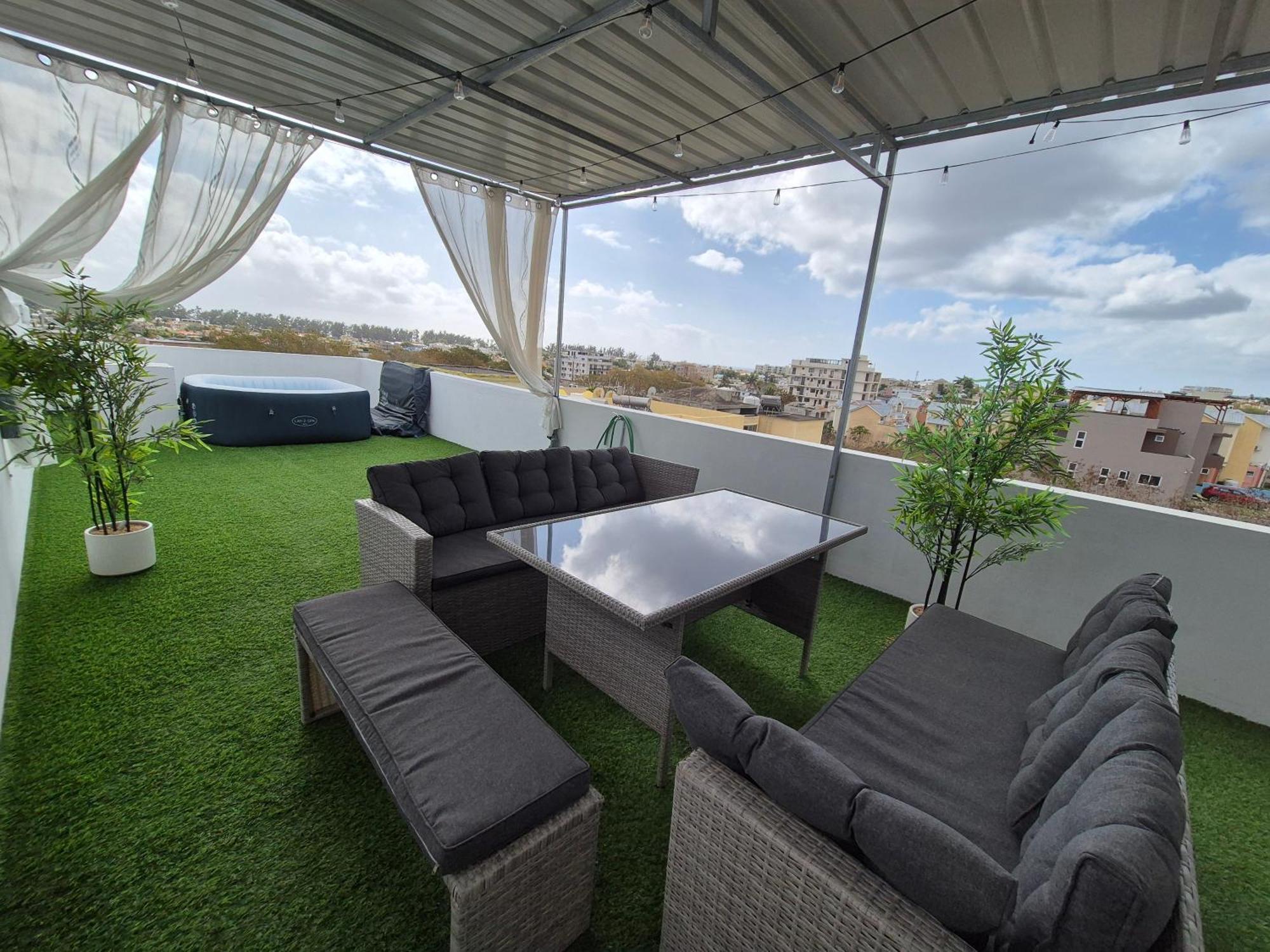Skyview Apartment- Rooftop Penthouse With Sunset & Sea Views Flic-en-Flacq Buitenkant foto